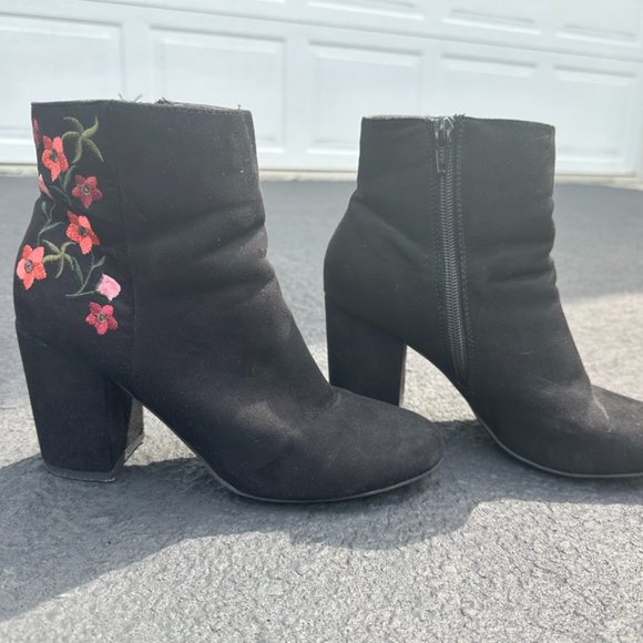 Abound heeled boots with Flower Design - Picture 2 of 3